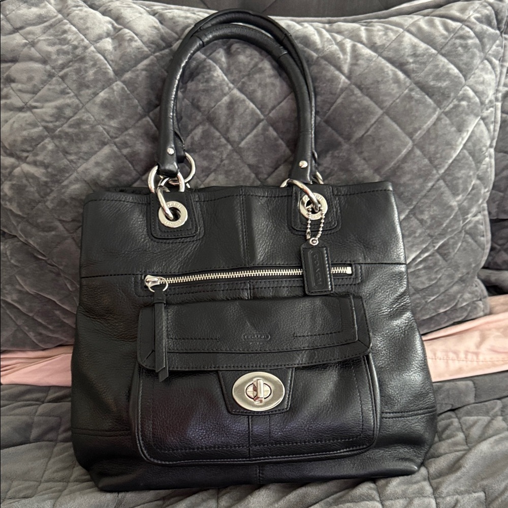 Coach Hampton Pebbled Black Leather Shoulder/ Tote Bag. J1078-F15694